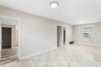 8414 N Huntley Ave in Tampa, FL - Building Photo - Building Photo