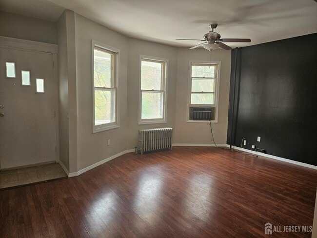 421 River Dr in Elmwood Park, NJ - Building Photo - Building Photo