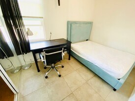 2300 Oak St in Santa Monica, CA - Building Photo