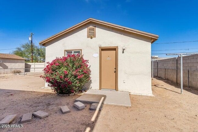 property at 412 W 9th St