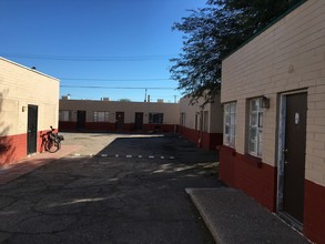 Midway Manor Apartments in Tucson, AZ - Foto de edificio - Building Photo