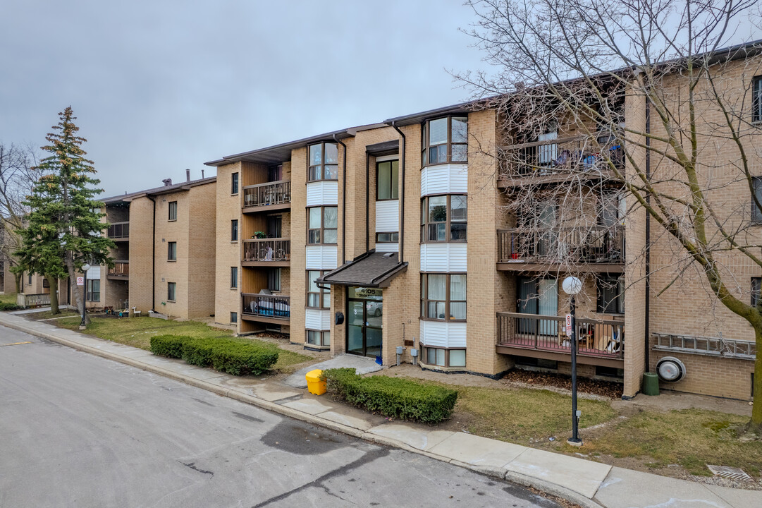 4083 Tomken Rd in Mississauga, ON - Building Photo