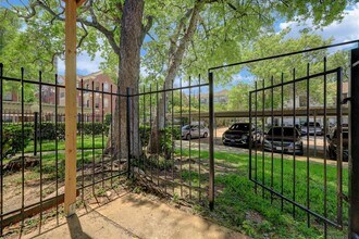 2425 Augusta Dr, Unit 21 in Houston, TX - Building Photo - Building Photo
