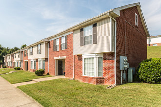 Cumberland Manor Apartments in Clarksville, TN - Building Photo - Building Photo