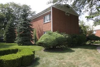 470 Saint Moritz Dr in Glen Ellyn, IL - Building Photo - Building Photo