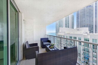 1200 Brickell Bay Dr in Miami, FL - Building Photo - Building Photo