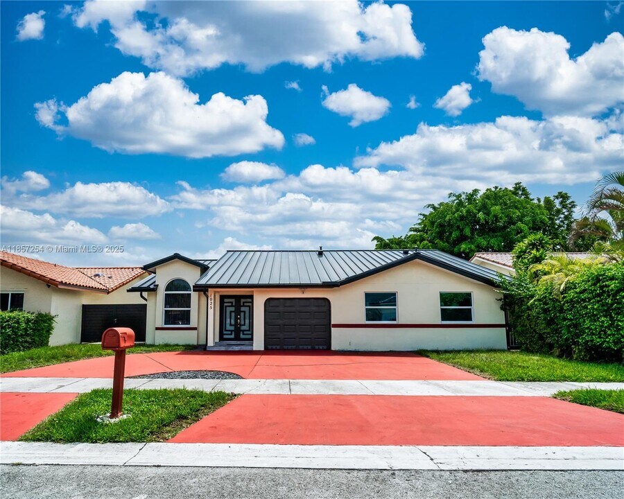 1025 NW 128th Ct in Miami, FL - Building Photo