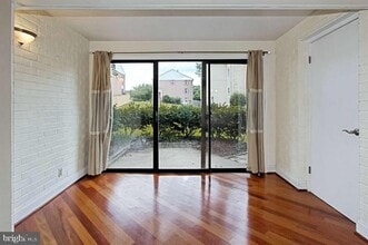 10210 Bushman Dr-Unit -304 in Oakton, VA - Building Photo - Building Photo