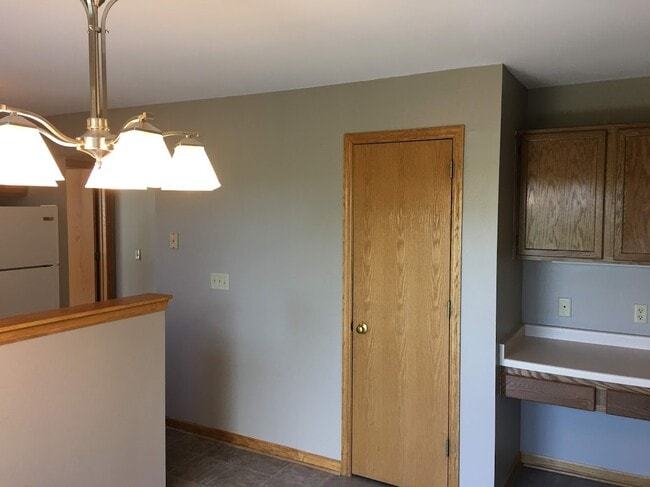 2042 Cliff Alex Ct S, Unit 3 in Waukesha, WI - Foto de edificio - Building Photo