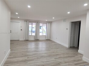 15630 NW 2nd Ct in Miami, FL - Building Photo - Building Photo