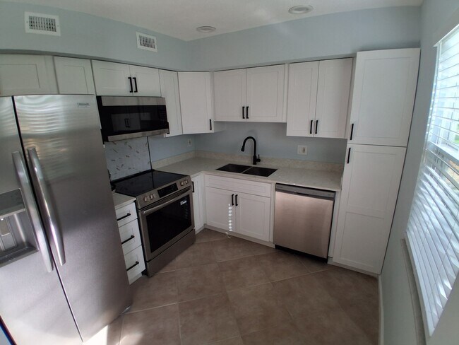1106 Hernando St in Fort Pierce, FL - Building Photo - Building Photo