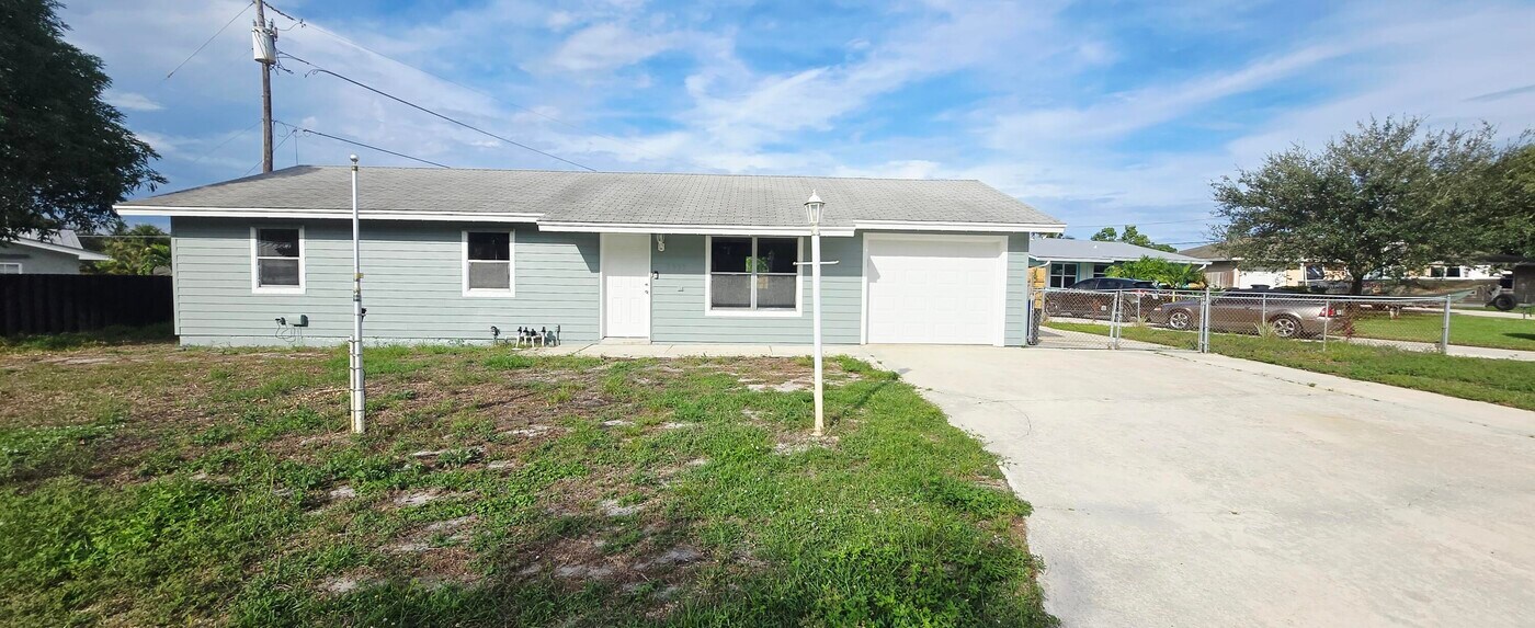 2331 NE 15th Ct in Jensen Beach, FL - Building Photo