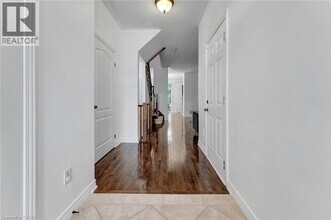 400 Stonehenge Dr in Hamilton, ON - Building Photo - Building Photo