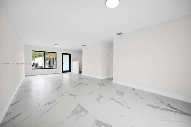 100 SW 7th St in Hallandale Beach, FL - Building Photo - Building Photo