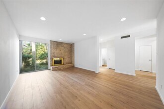 2139 Lake Village Dr in Houston, TX - Building Photo - Building Photo
