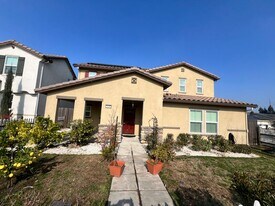 1435 W Woodward Ave, Unit 4 in Manteca, CA - Building Photo