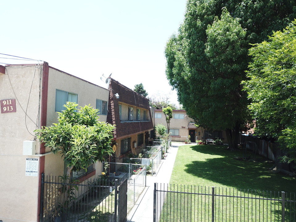 Rose Apartments in Compton, CA - Building Photo