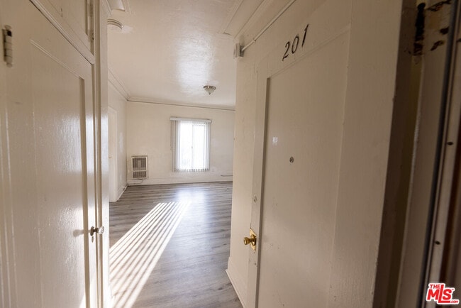 946 S Burlington Ave in Los Angeles, CA - Building Photo - Building Photo