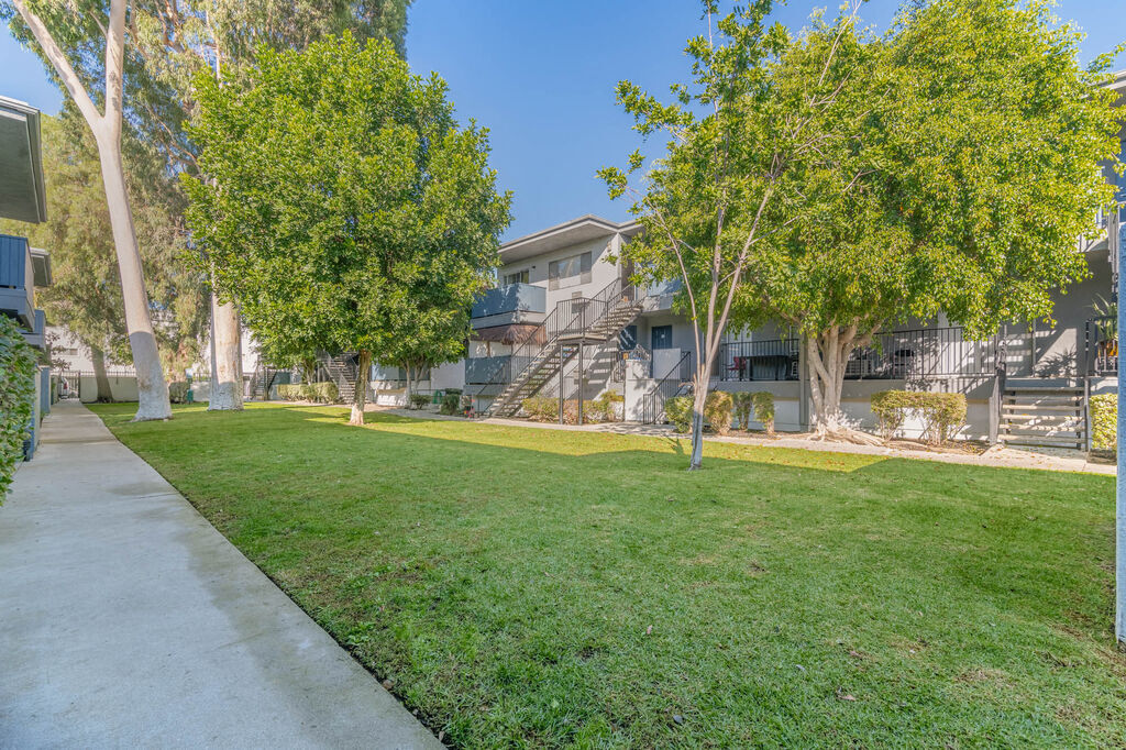 The BLVD Apartments in Tarzana, CA - Building Photo