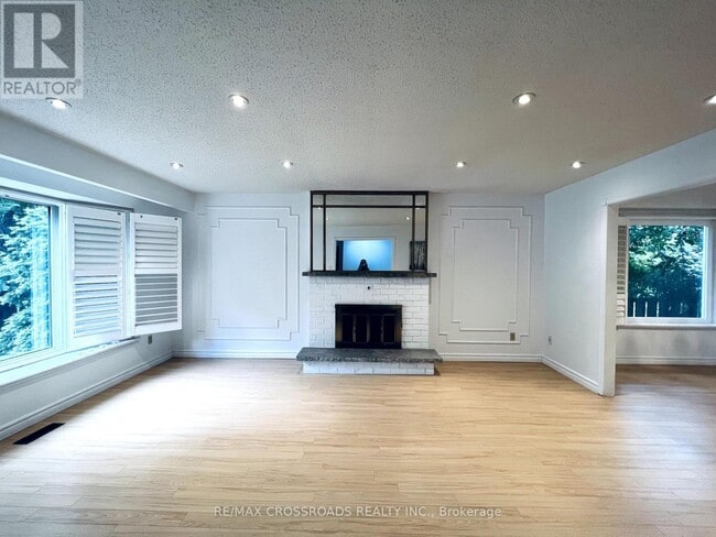 27 Fernway Crescent in Whitby, ON - Building Photo - Building Photo
