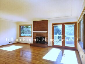 405 SE 68th Ave in Portland, OR - Building Photo - Building Photo