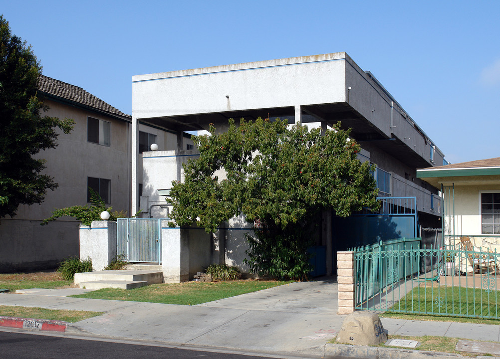 12617 Eucalyptus Ave. in Hawthorne, CA - Foto de edificio