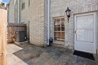 17589 Red Oak Dr in Houston, TX - Building Photo - Building Photo
