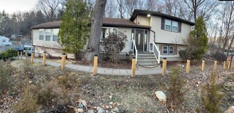 35 Glen Cir in Waltham, MA - Building Photo