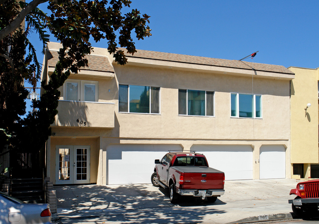 605 N Kings Rd in Los Angeles, CA - Building Photo