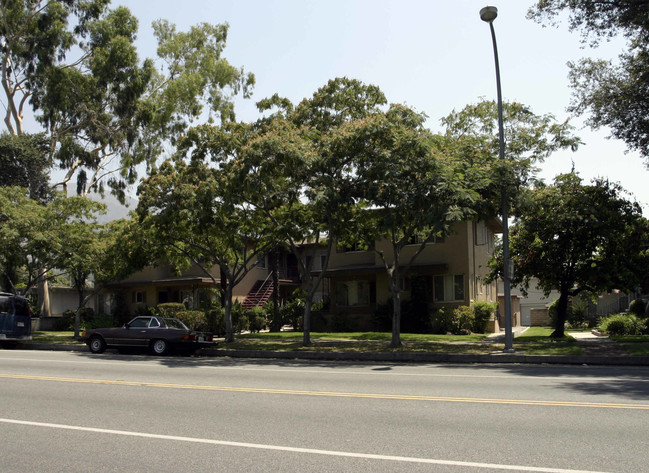 1290 N Altadena Dr in Pasadena, CA - Foto de edificio - Building Photo