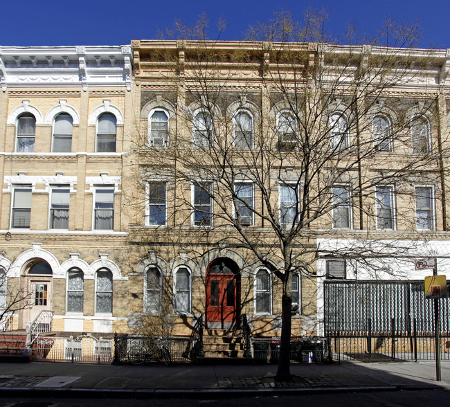 139 Engert Ave in Brooklyn, NY - Building Photo - Building Photo