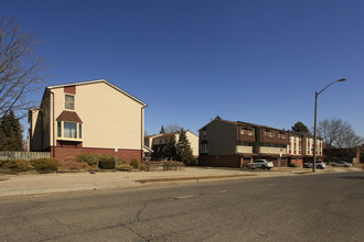 1-83 Yellow Birchway in Toronto, ON - Building Photo - Building Photo