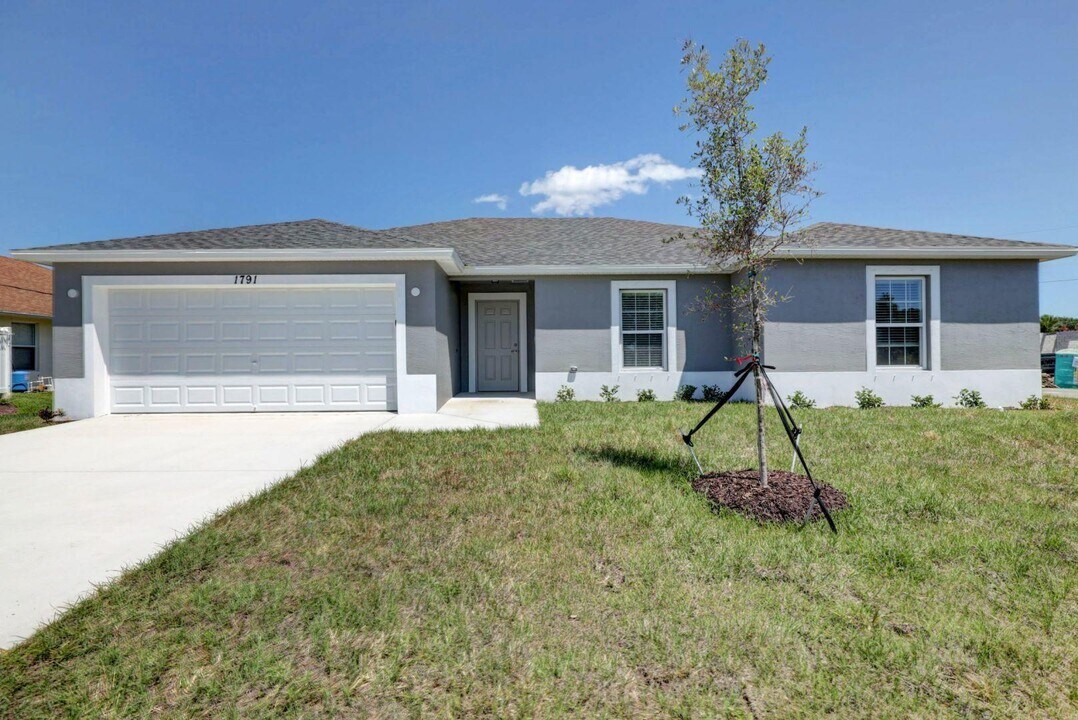 799 SW Sardinia Ave in Port St. Lucie, FL - Building Photo