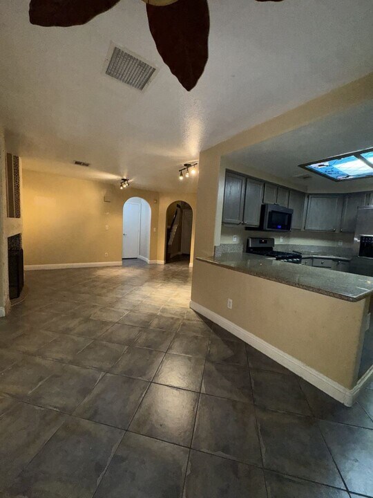 2404 Twin Flower Cir in Las Vegas, NV - Building Photo