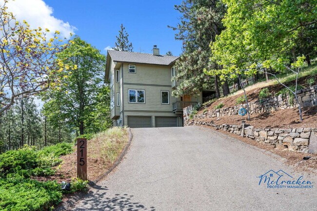 215 Piedmont Dr in Ashland, OR - Building Photo - Building Photo