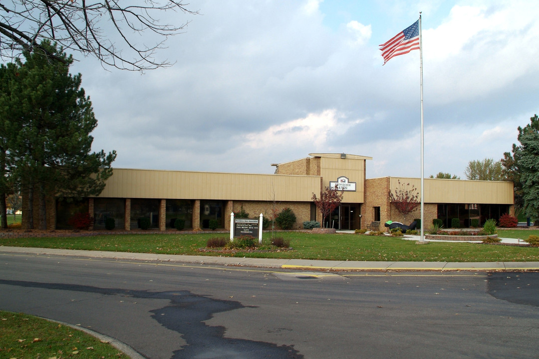 Avon on the Lake in Rochester Hills, MI - Building Photo