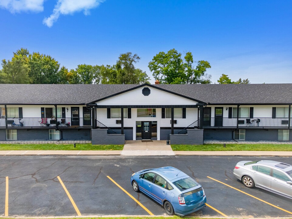 Lakeside Apartments in Wolverine Lake, MI - Building Photo