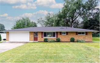 1286 Laurel Dr in Macedonia, OH - Building Photo