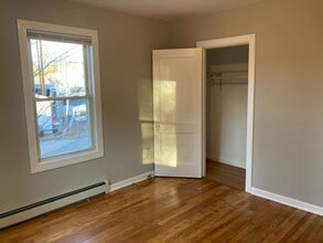 185 Calef Rd, Unit 1 in Manchester, NH - Foto de edificio - Building Photo