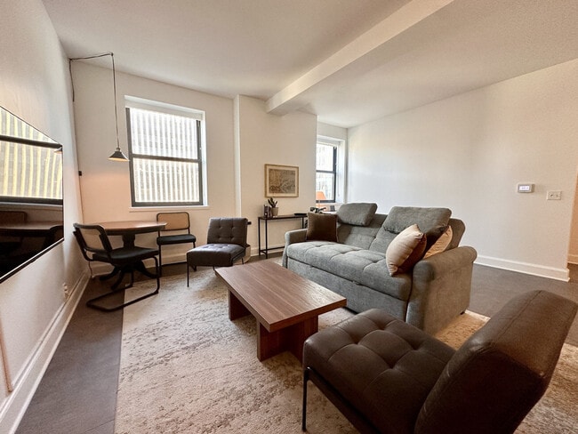 758 N Broadway in Milwaukee, WI - Foto de edificio - Building Photo