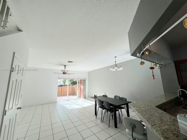 913 NW 100th Ave in Pembroke Pines, FL - Building Photo - Building Photo