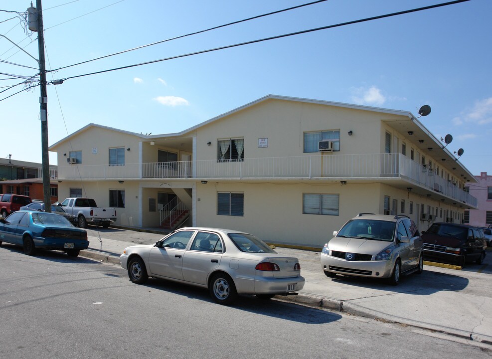 76 NW 17th Ct in Miami, FL - Building Photo