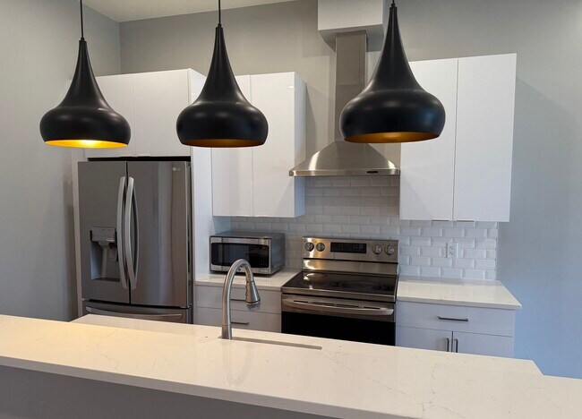 60 Cross St E, Unit 207T