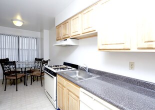 Green Plaza in Iselin, NJ - Building Photo - Interior Photo