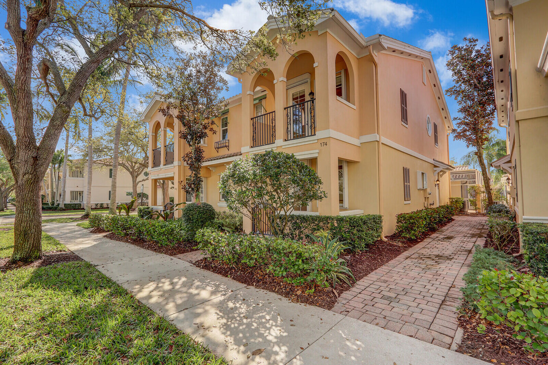 174 Soriano Dr in Jupiter, FL - Building Photo