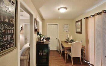 911 E Lovers Ln in Arlington, TX - Building Photo - Building Photo