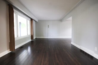 4 Bedroom House With HUGE Yard in Kitchener, ON - Building Photo - Building Photo