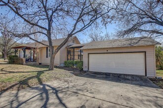 902 W 2nd St in Lampasas, TX - Building Photo - Building Photo