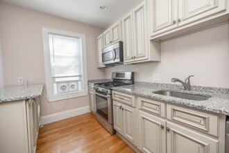 43 Savin Ave, Unit #2 in Norwood, MA - Foto de edificio - Building Photo