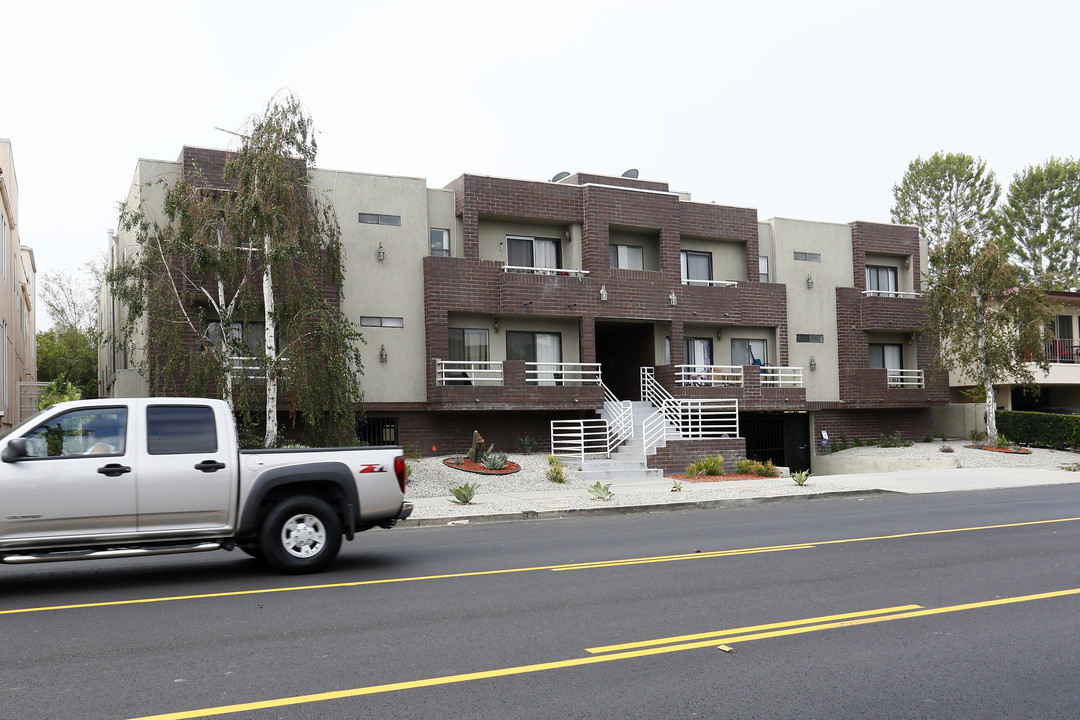 13512 Moorpark St in Sherman Oaks, CA - Building Photo